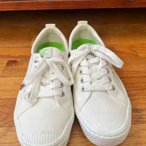 Cariuma Low Off-White Canvas Sneaker